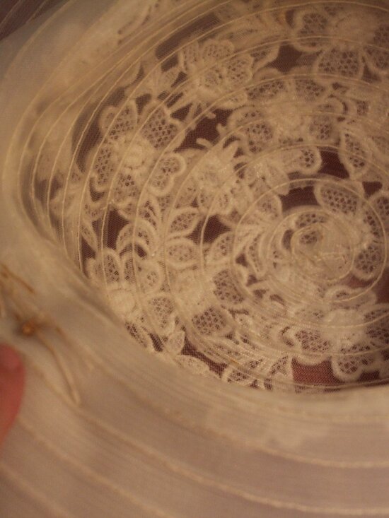Bridal hat, vintage with attached long veil. Size small.
